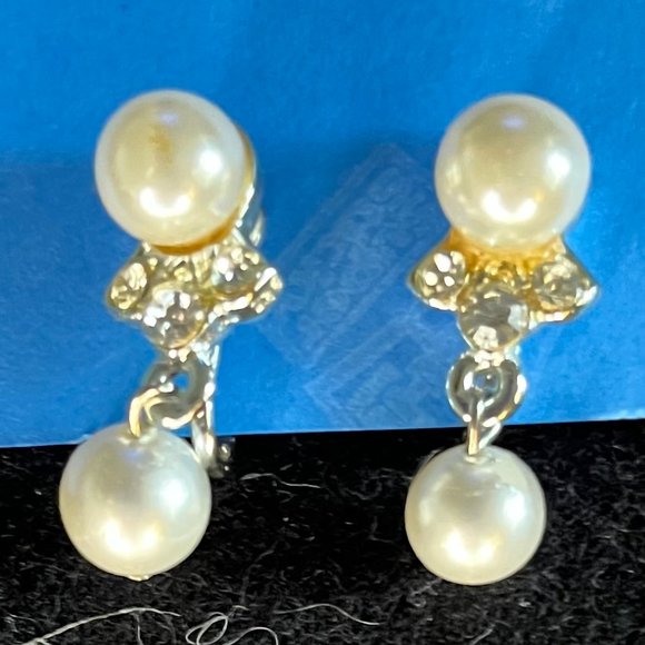 Enchanting ‘Pearl’/Crystal Silver Tone Clip Earrings - Picture 4 of 6